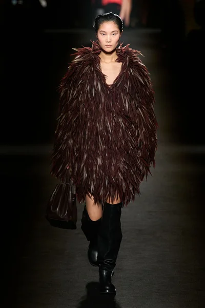 Look 16